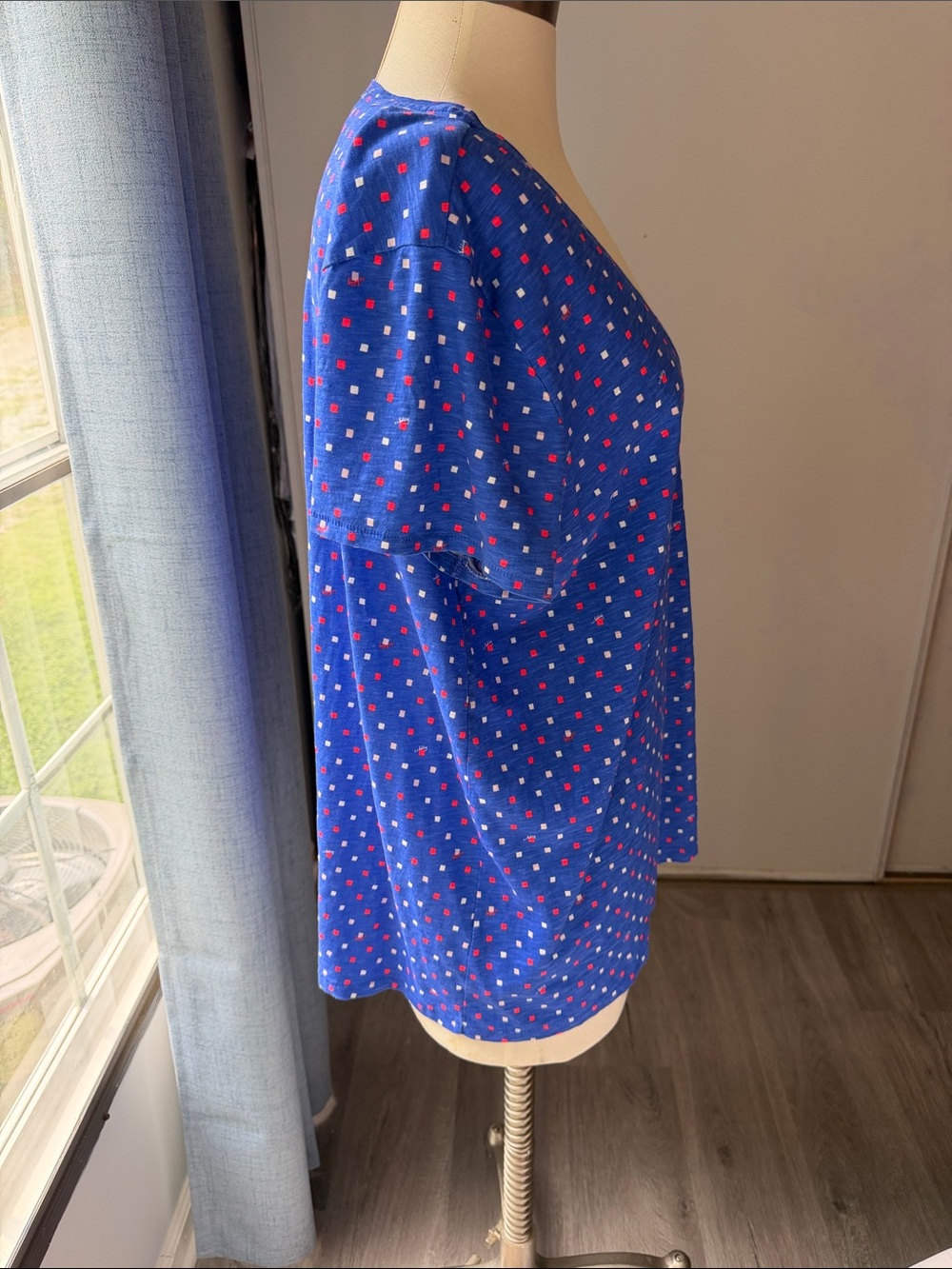 Women’s Lilly Pulitzer XXL Blue V-Neck Dot Print Tee - Picture 2 of 5